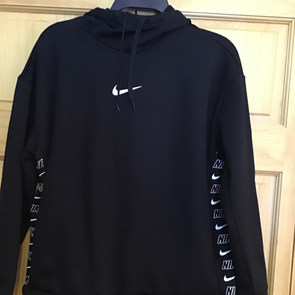 Nike medium black and white sweatshirt